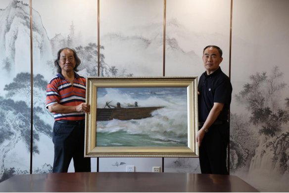 画家高迎春先生向市档案馆捐赠作品